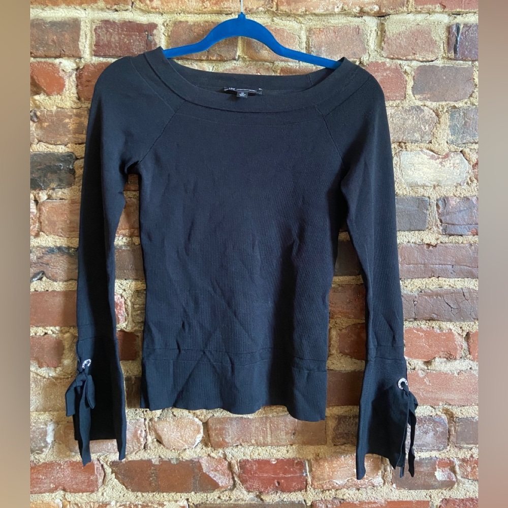 Y2K vampy top w bell sleeve details 🖤
